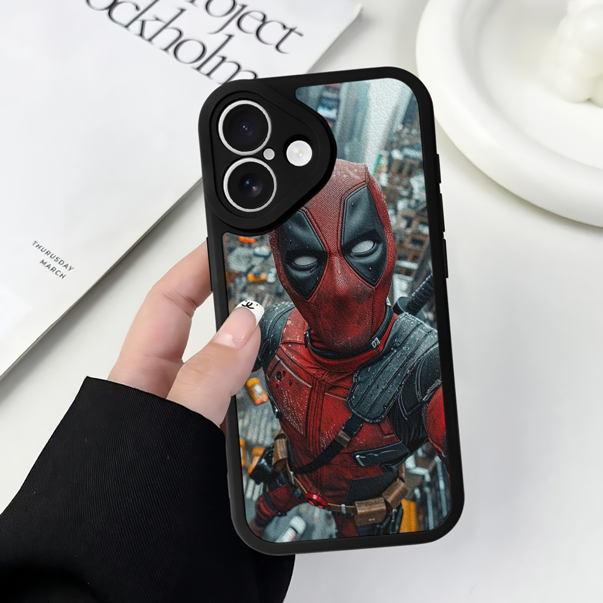 （画像用） Deadpool デッドプール 【iPhone 16シリーズ対応】シリコンスマホケース（レザー調） 材質：シリコン